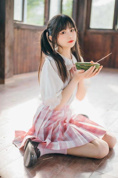 粉色jk吃瓜